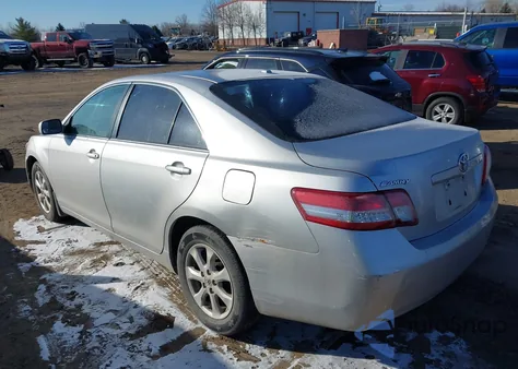2010 Toyota Camry Le z USA, uszkodzony, nr VIN 4T1BF3EK8AU108830